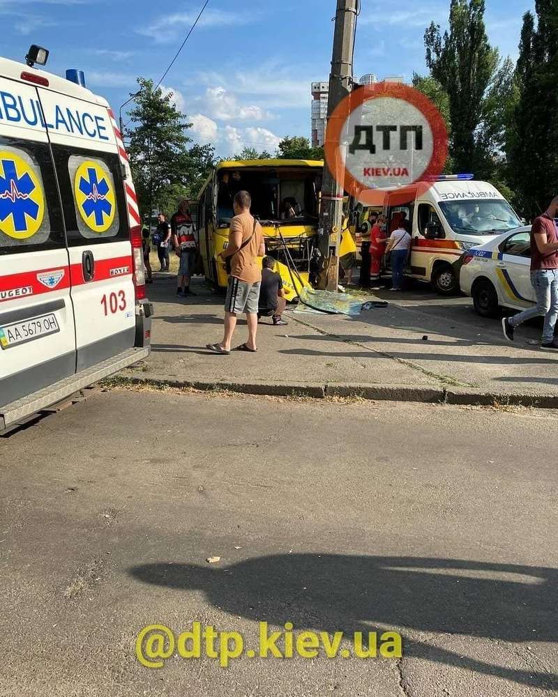 Скорая на месте аварии