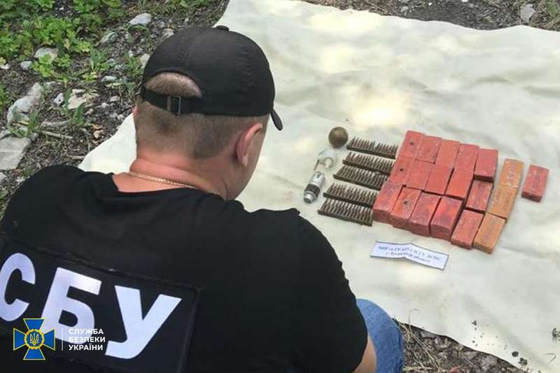 СБУ обнаружили склад оружия .