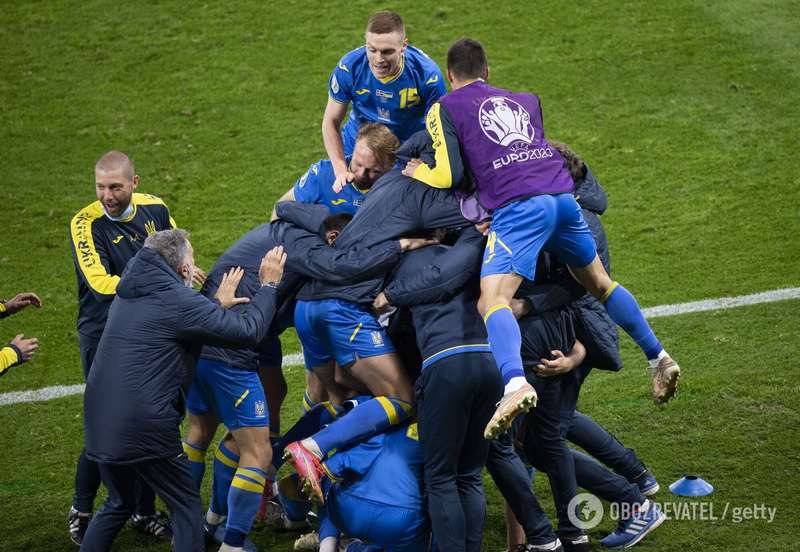 Игроки сборной Украины празднуют победу