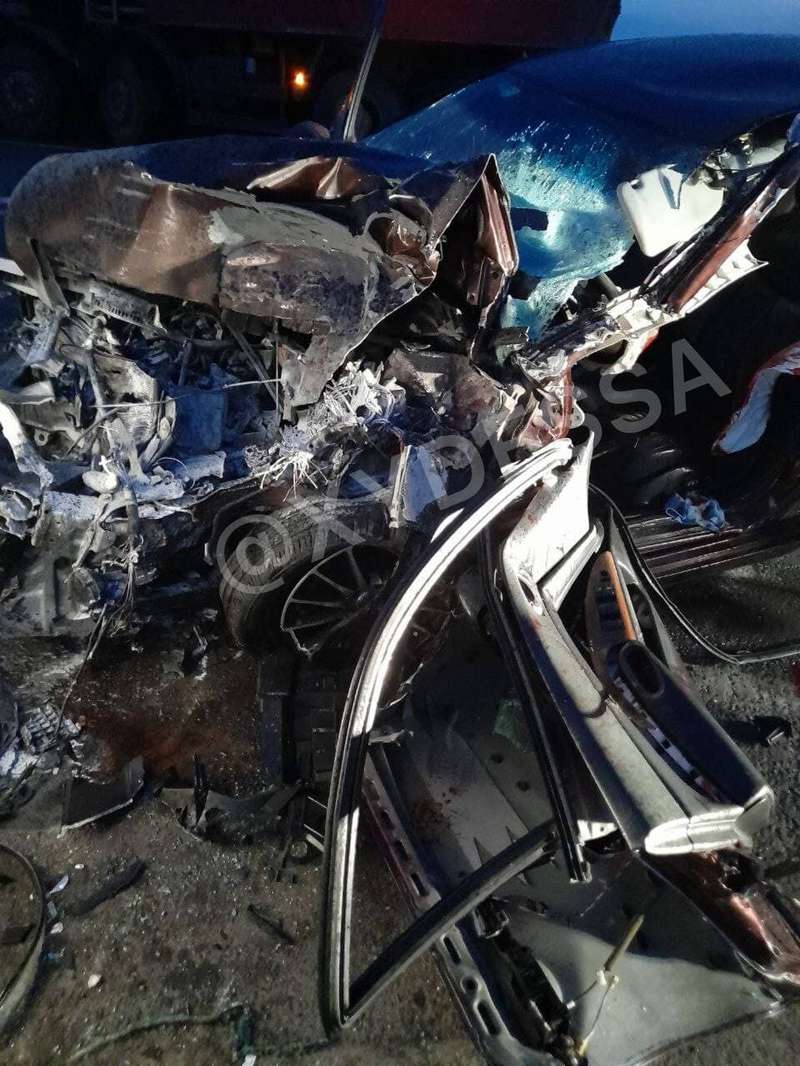 Автомобиль после того, как его достали из-под фуры. dqxikeidqxidqrant