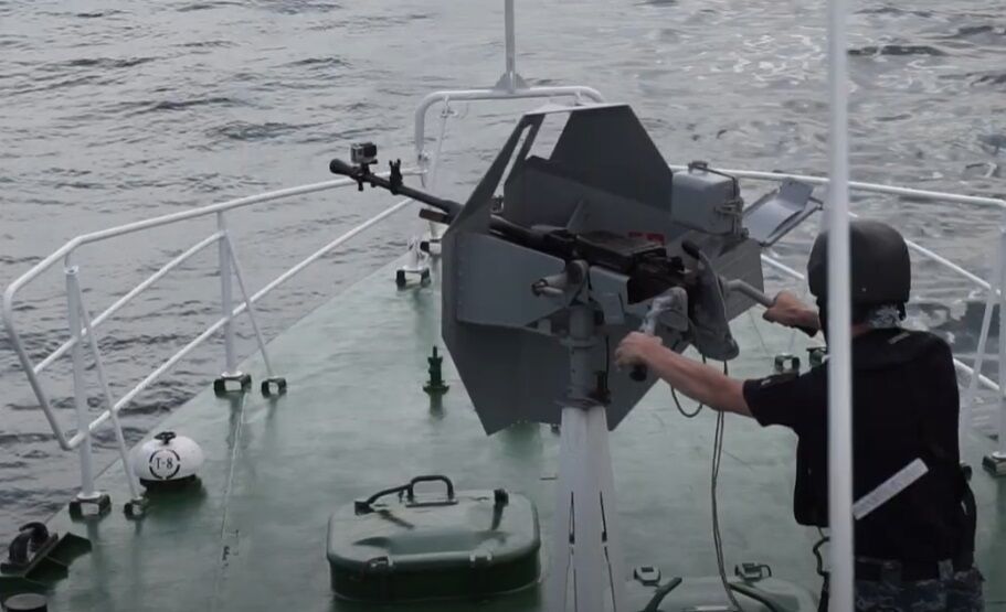 Военные выполняют стрельбы. dqxikeidqxidqrant