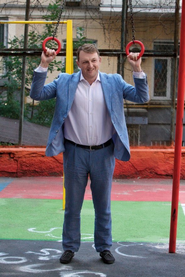 Сергій ФУРСА, 38 років, інвестиційний банкір. Народився 21 березня 1982-го в Києві. Мати працювала технічним спеціалістом у банку. Батько – підприємець. Закінчив Національний університет ”Київський політехнічний інститут”, вивчав прикладний системний аналіз. Із 2005-го по 2008-й працював аналітиком в Укрсиббанку. Потім – в інвестиційній компанії Astrum Investment Management. Останні 10 років продає цінні папери в інвесткомпанії Dragon Capital. Неодружений Займається бігом, любить футбол dqxikeidqxidqrant