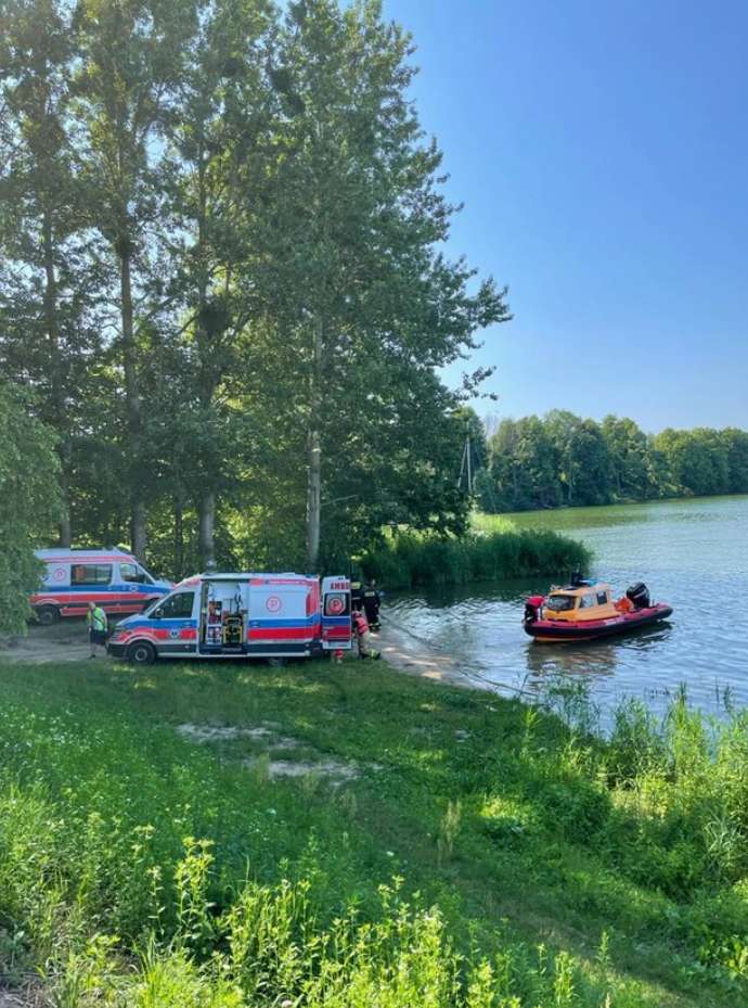 Медики на месте крушения вертолета