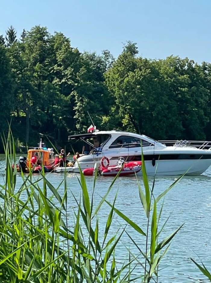 Спасатели на озере