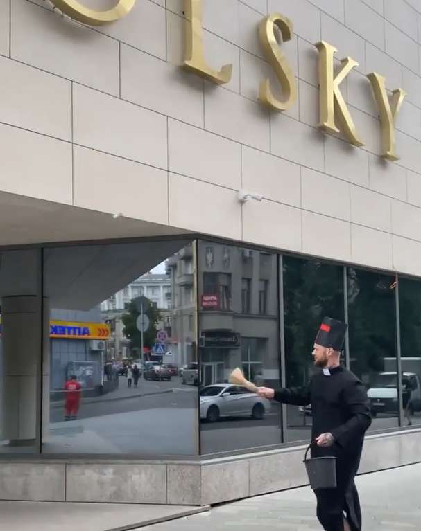 Евгений Ивашко переоделся в священника