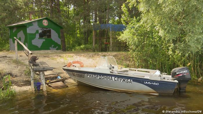 Украинский погранпост и моторная лодка на границе с Беларусью Украинский погранпост и моторная лодка на границе с Беларусью dqxikeidqxidqeant