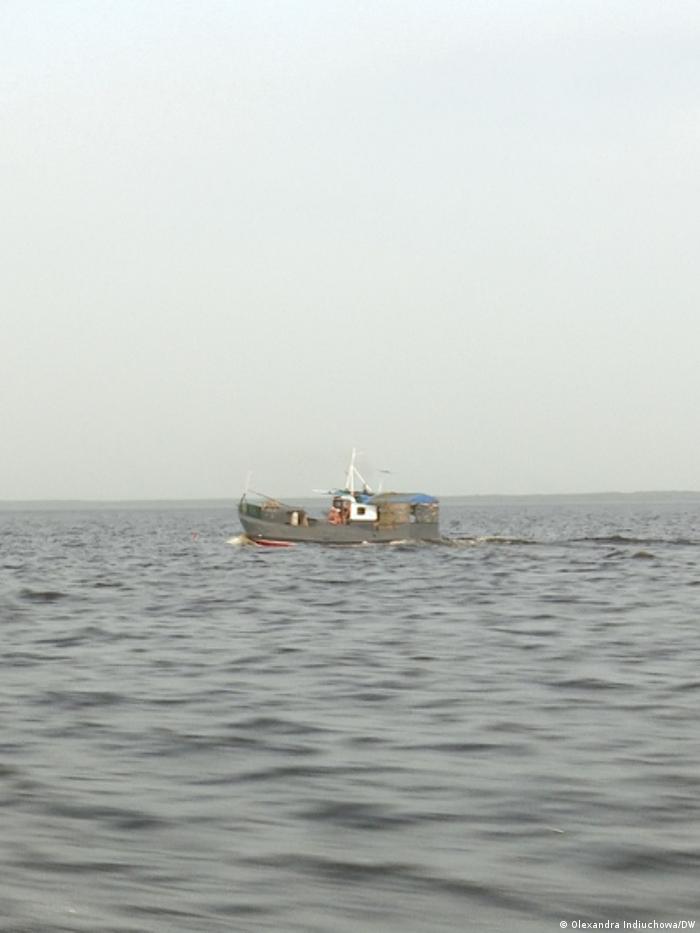 Ukraine Fischerboot auf dem Stausee von Kiew