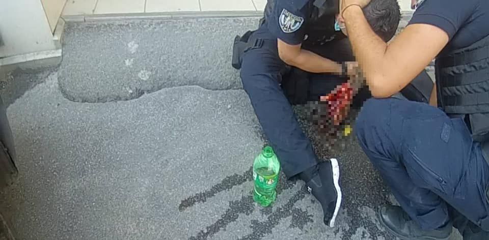 Копу оказали первую помощь