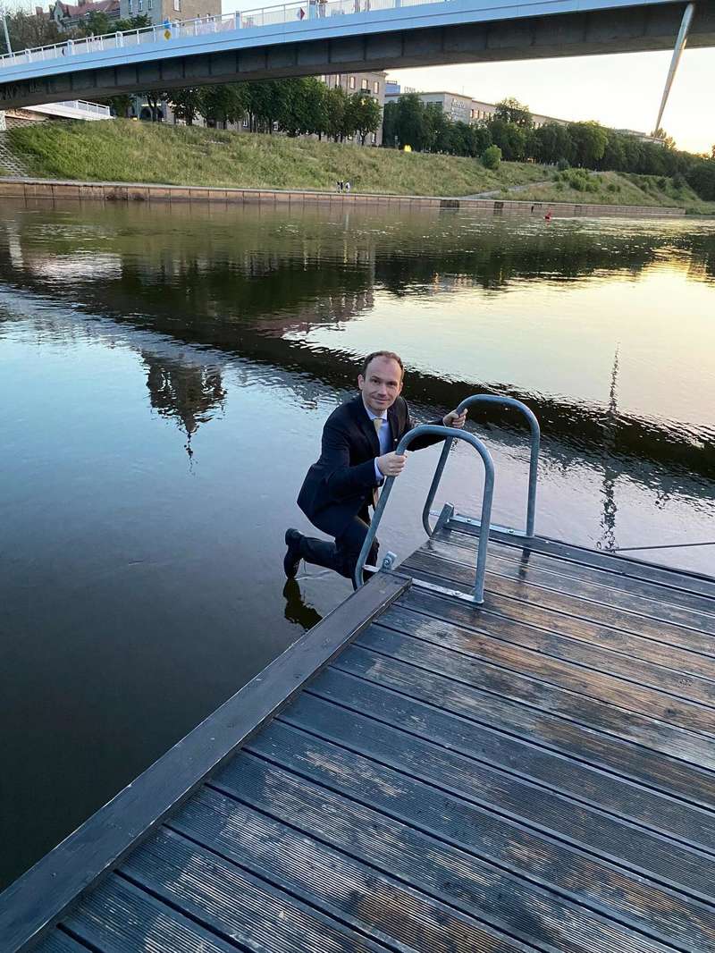 Малюська показал "купание" в костюме в Вильнюсе dqxikeidqxixqant