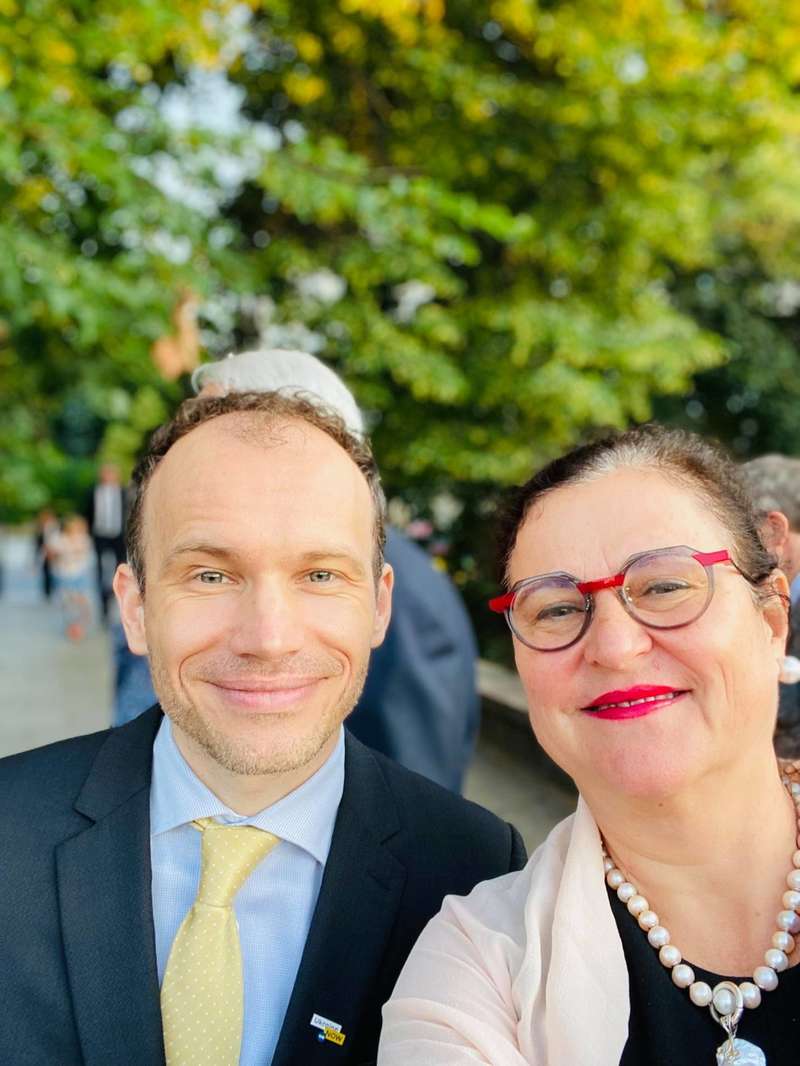 Чиновник фотографировался с участниками конференции