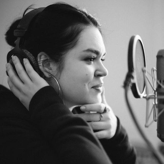 Девушка – певица, она принимала участие в вокальном шоу "Голос країни" dqxikeidqxidqrant