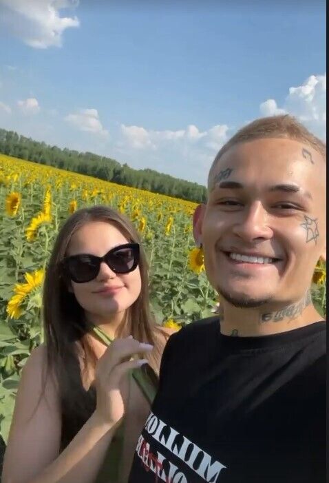 Моргенштерн с Диларой на фоне поля с подсолнухами dqxikeidqxidqeant