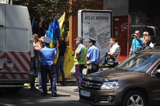 «Демократия по-новому»: власти Киева срывают мирные акции, оказывая давление на общественность