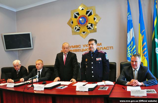 Заступник міністра внутрішніх справ України Олексій Руденко представляє Сергія Пілігріма особовому складу УМВС України в Чернівецькій області