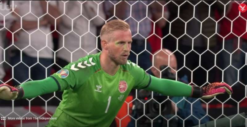 Каспер Шмейхель готовится отбить пенальти dqxikeidqxidqrant