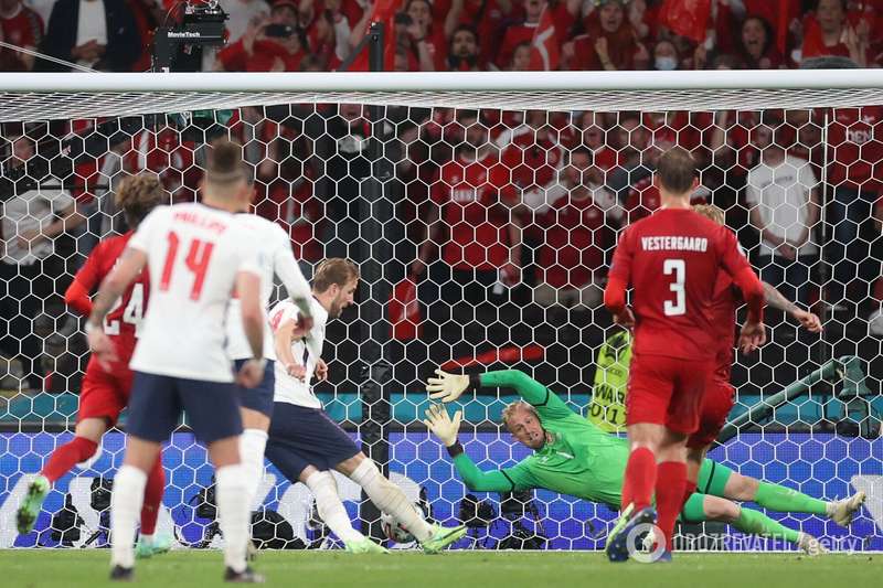 Каспер Шмейхель отбил первую попытку.