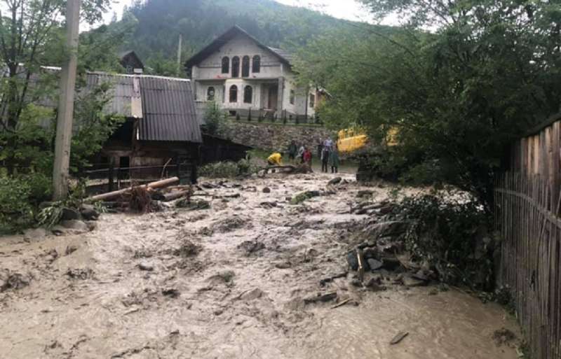 Наводнение на Закарпатье и Прикарпатье: спасатели вытаскивают людей из воды (видео, фото) - 1 - изображение dqxikeidqxidqrant