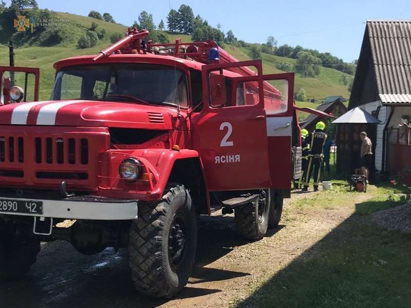 Наводнение на Закарпатье и Прикарпатье: спасатели вытаскивают людей из воды (видео, фото) - 2 - изображение
