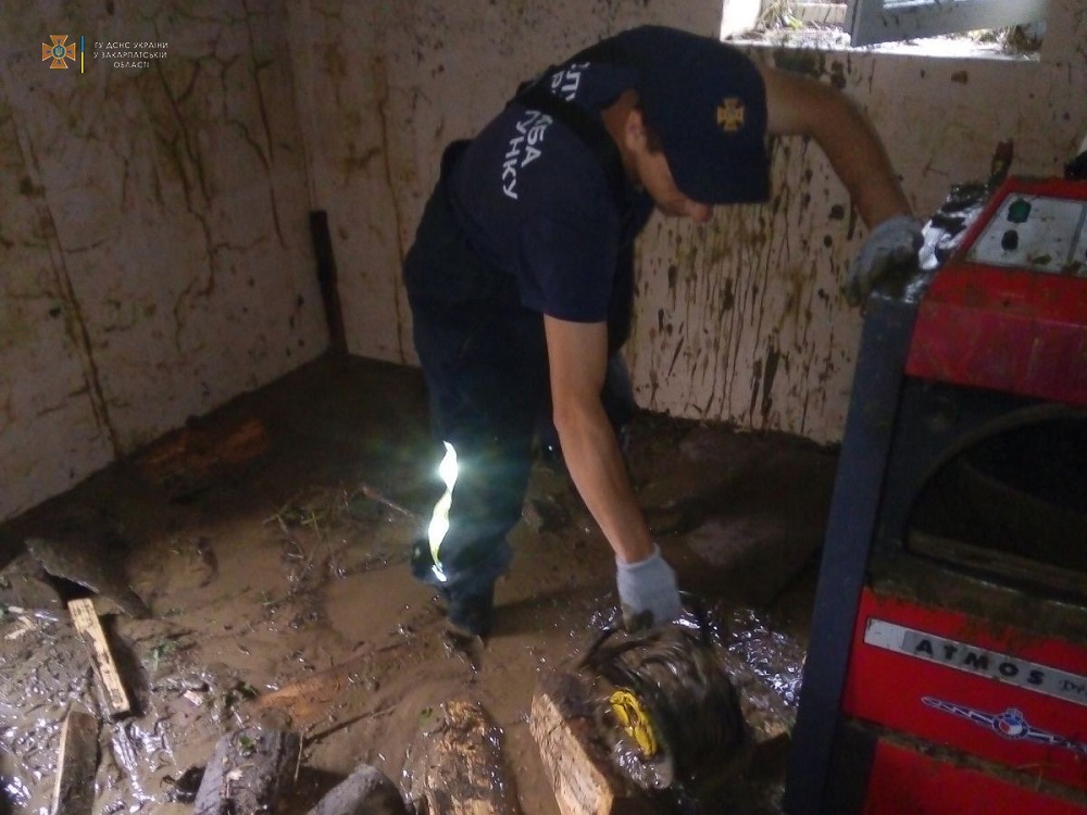 Наводнение на Закарпатье и Прикарпатье: спасатели вытаскивают людей из воды (видео, фото) - 3 - изображение
