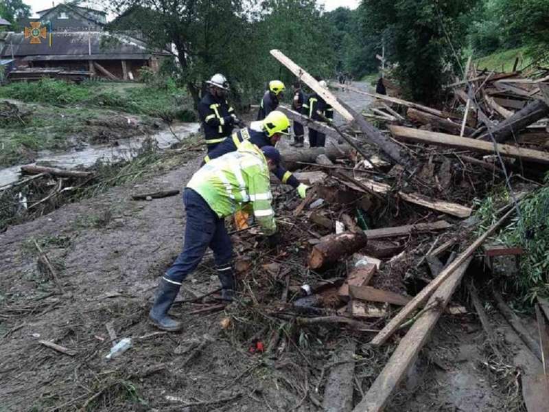 Наводнение на Закарпатье и Прикарпатье: спасатели вытаскивают людей из воды (видео, фото) - 5 - изображение