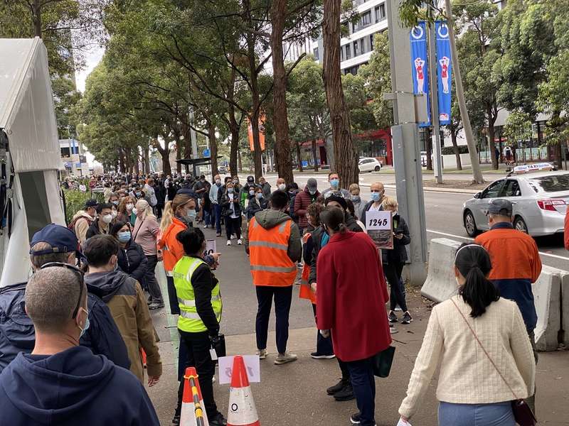 Рассел Кроу отстоял 7-тысячную очередь за прививкой от COVID-19 - 1 - изображение dqxikeidqxidqrant