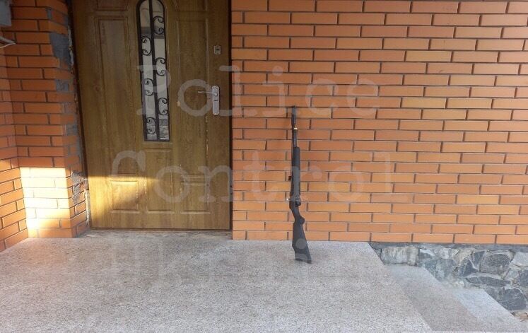 Мужчина выстрелил во дворе в мальчика. dqxikeidqxidqeant