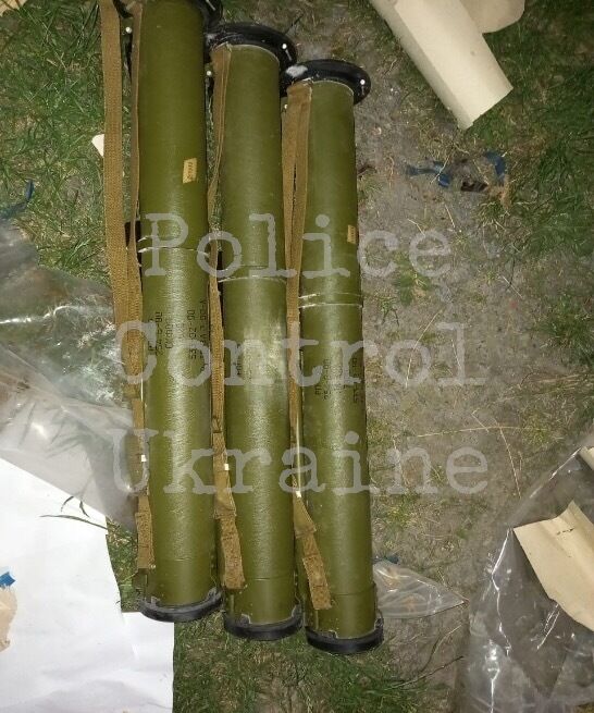 В машине офицера нашли арсенал оружия.