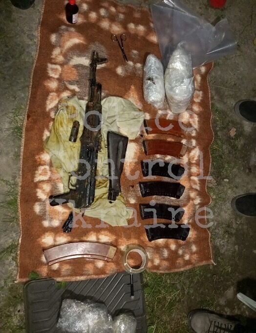 В машине офицера нашли арсенал оружия.