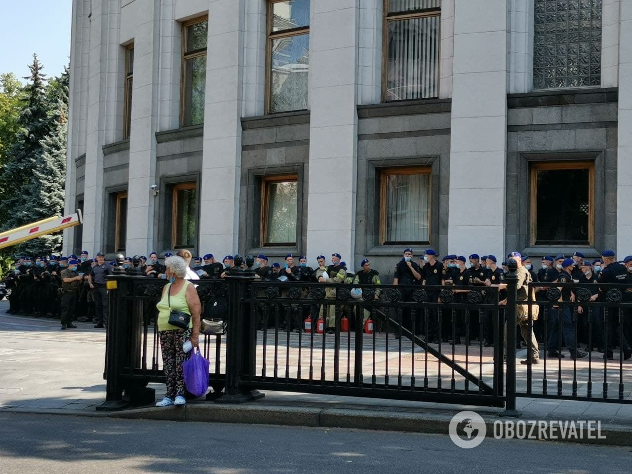 Силовики оцепили здание парламента. dqxikeidqxidqrant