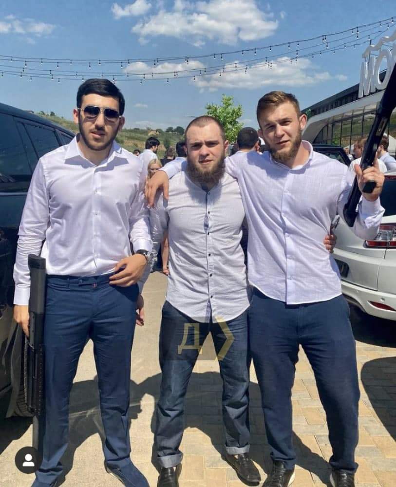 Чеченці біля ресторану dqxikeidqxidqrant