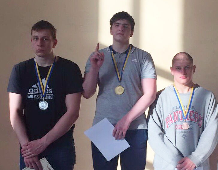 Магомед Закариев (в центре)