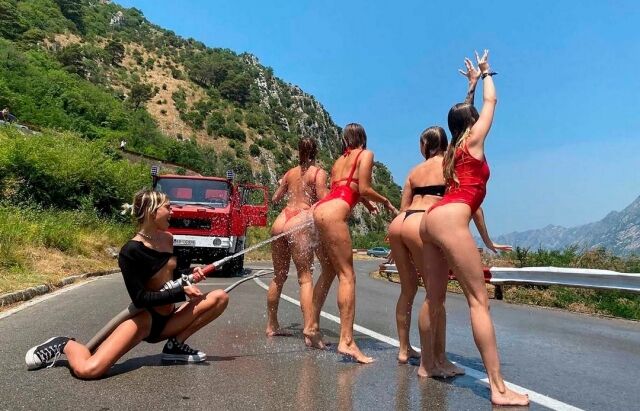 Девушки позировали в купальниках.