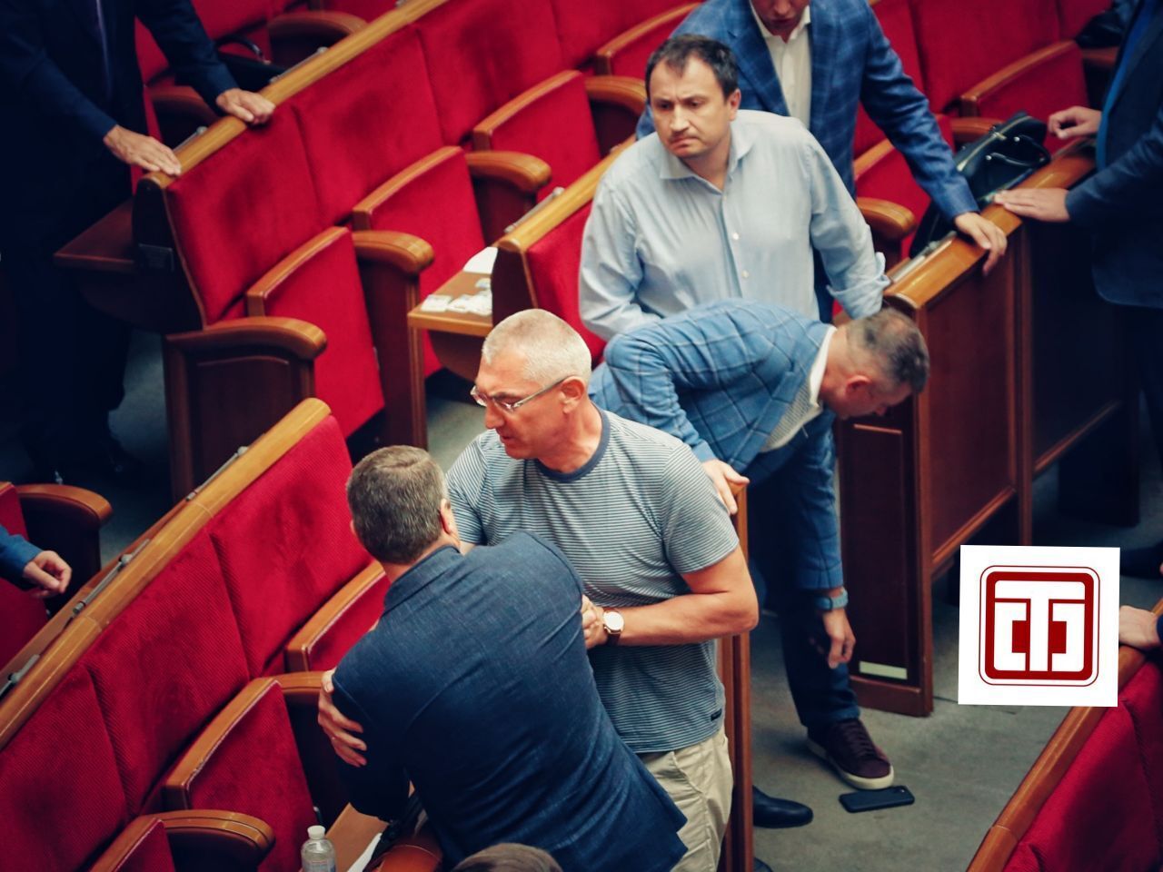 В Раде произошла потасовка между нардепами. Видео dqxikeidqxidqeant