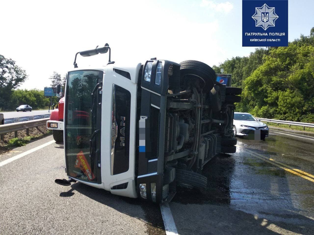 Водитель фуры получил травмы и был госпитализирован. dqxikeidqxidqrant