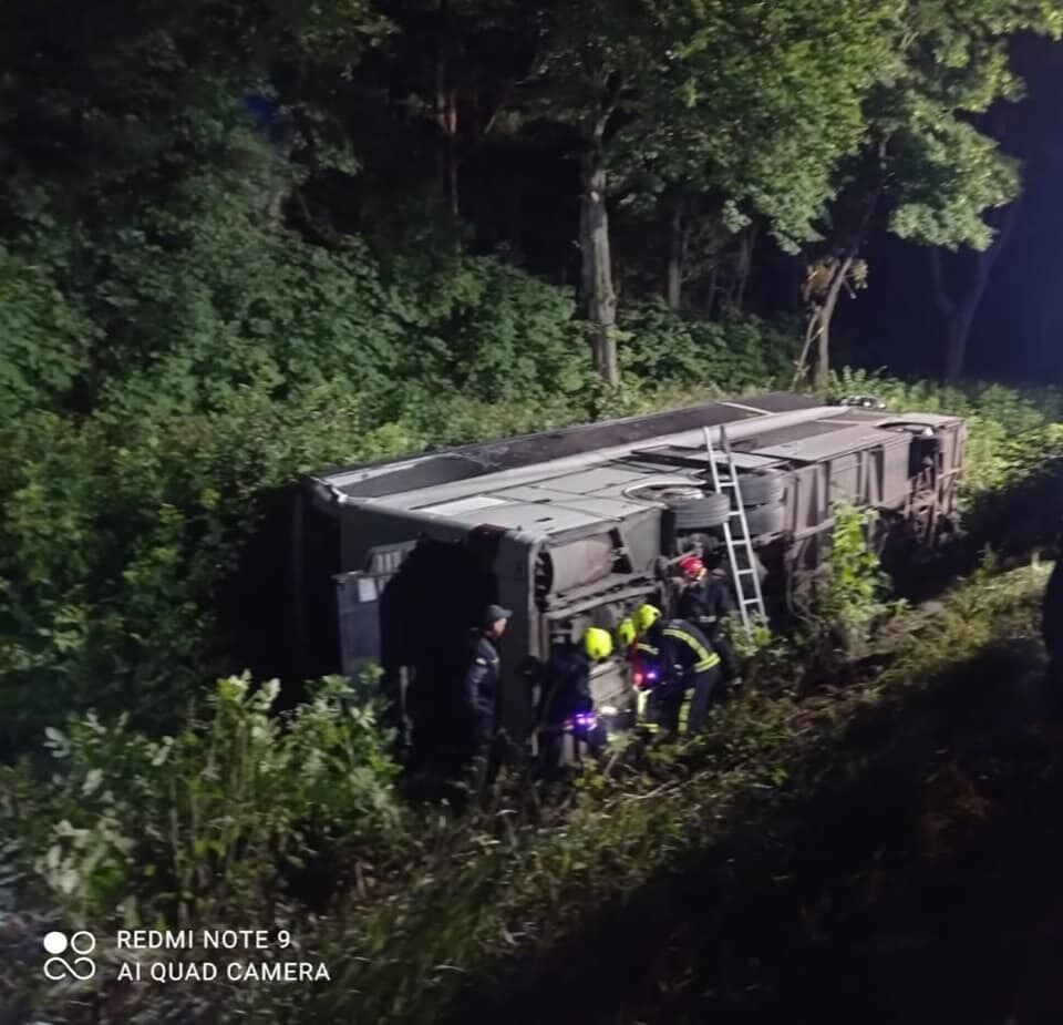 Спасатели достали из автобуса 10 пассажиров