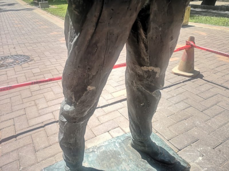 памятник виктору цою, виктор цой, алматы, казахстан, цой в алматы, коммунальщики, памятник упал, снесли памятник цою dqxikeidqxidqeant