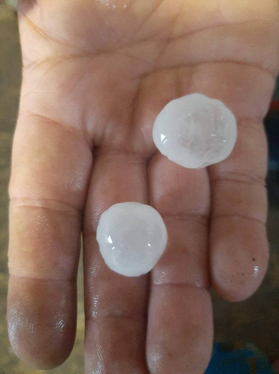 Под Киевом выпал крупный град.