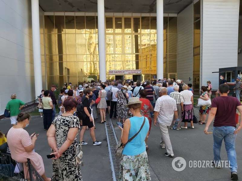 Люди выстроились перед МВЦ.