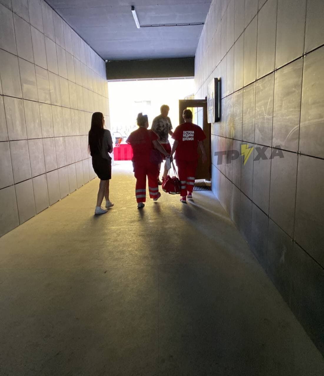 Медики госпитализируют пострадавшую.