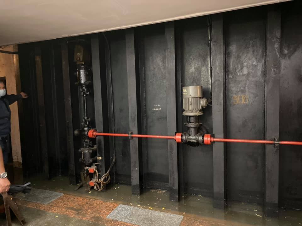 В переходе на станцию закрыт гермозатвор избежание попадания воды на пути.