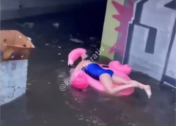 Киевлянка на надувном матрасе плавала по глубоким лужам. dqxikeidqxidqrant