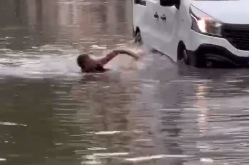 Молодой человек просто плавал по улице.