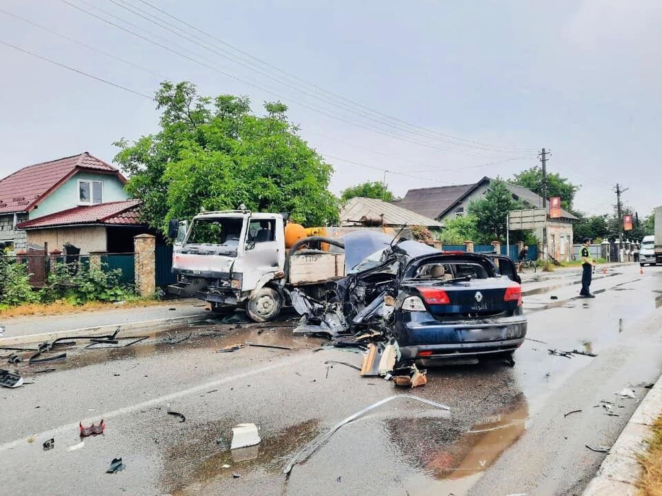 Автомобиль Renault выехал на встречную полосу