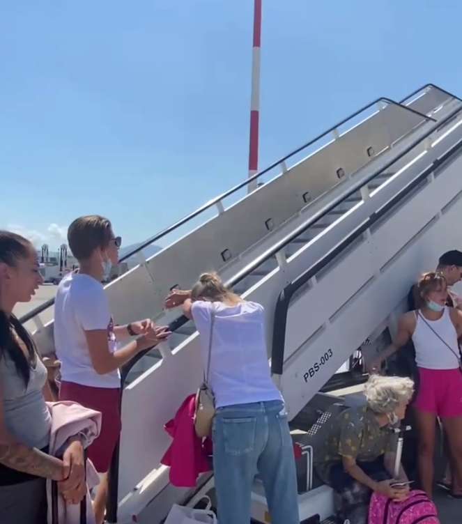 Пассажиров 40 минут продержали у самолета на жаре. dqxikeidqxidqrant