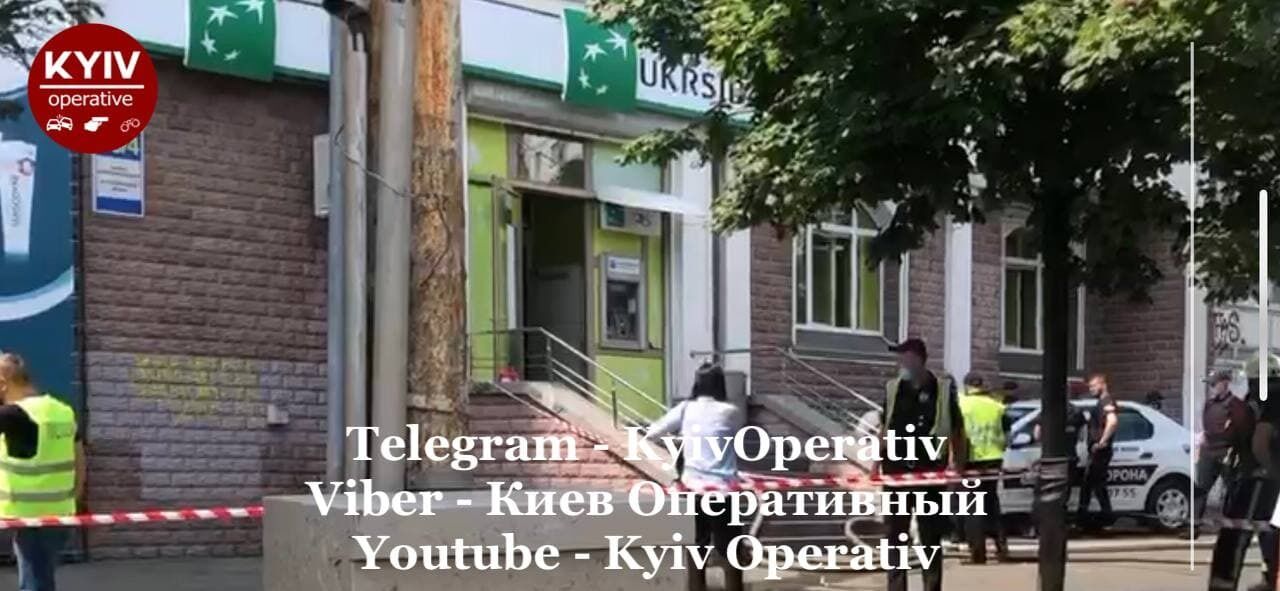 Банк находится на улице Автозаводской.