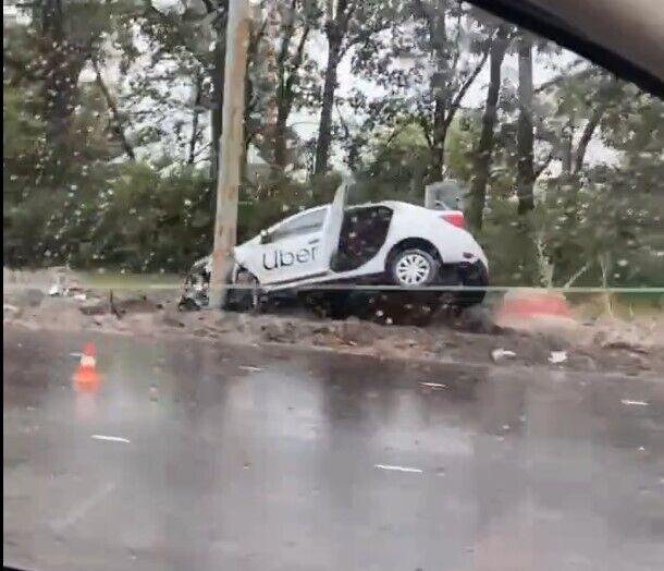 Машина вылетела за пределы дороги и протаранила столб. dqxikeidqxidqrant