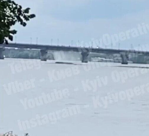 Прорыв трубы на под мостом Патона. dqxikeidqxidqrant