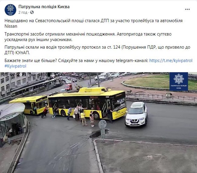 В Киеве неисправный троллейбус, который толкали пассажиры, протаранил внедорожник Nissan 01 dqxikeidqxiuuant