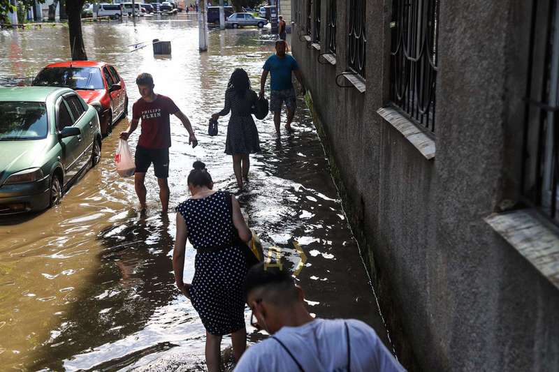 Люди рятуються Наслідки повені Новини Одеси Злива в Одесі 21.07.2021