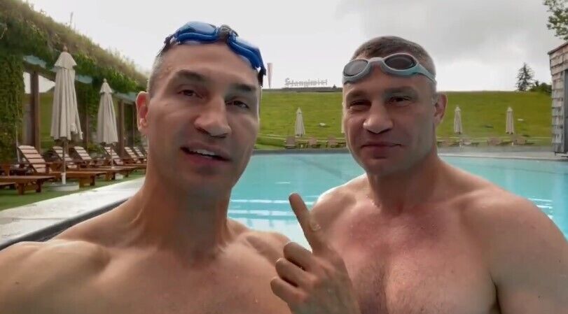Братья Кличко в бассейне.
